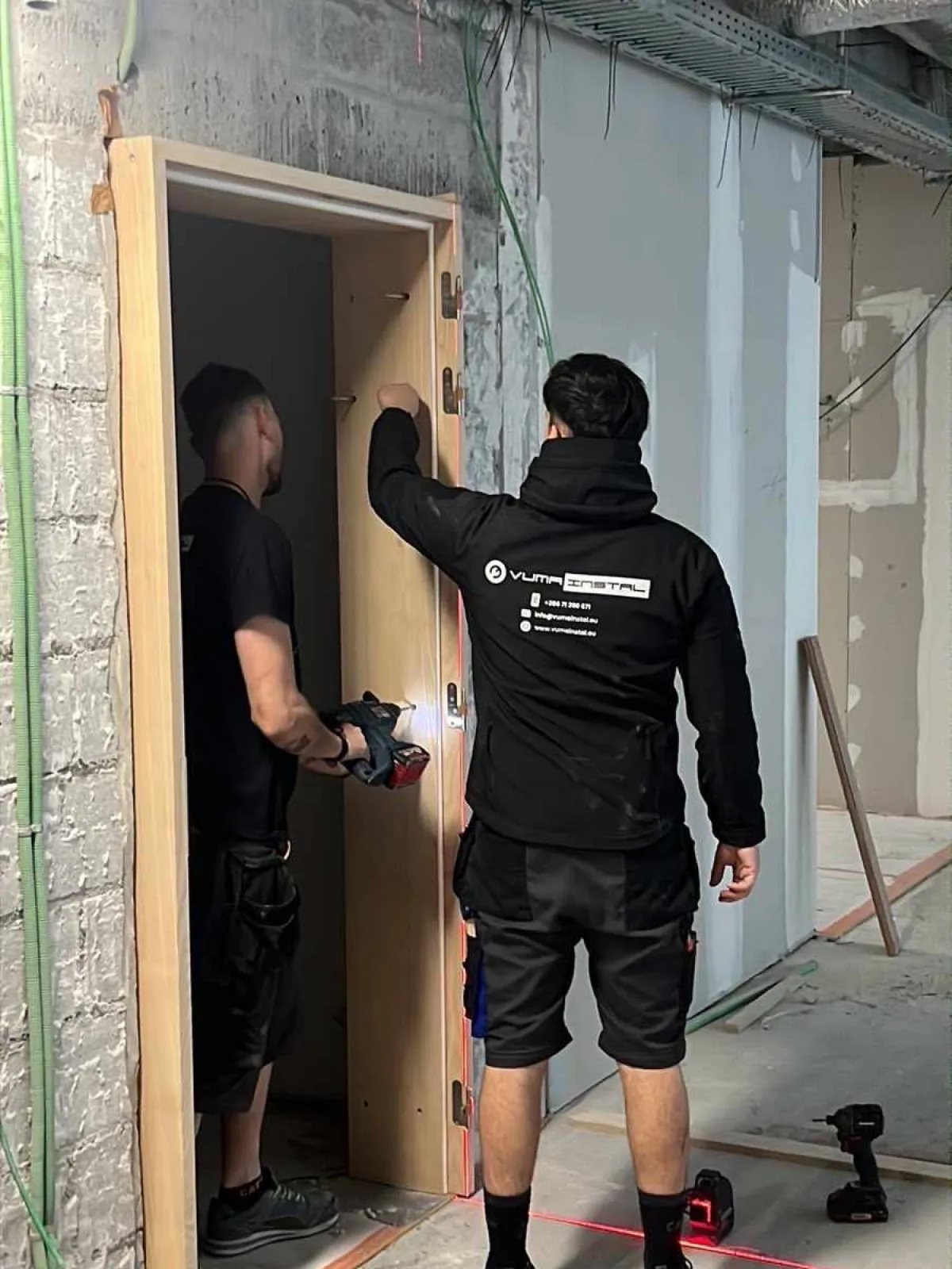 Ekipa Vuma Install pri montaži vrat